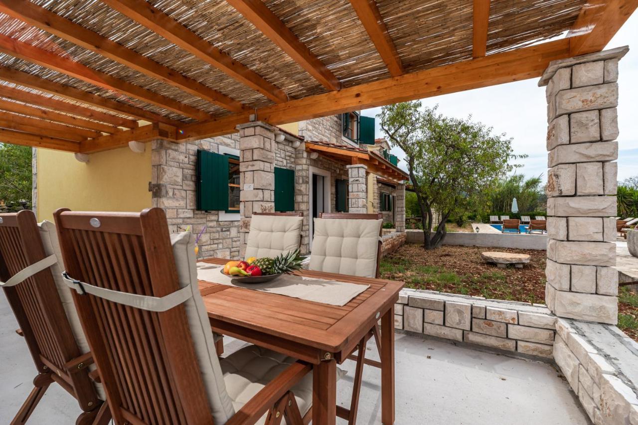 Komun Apartments Vela Luka Buitenkant foto