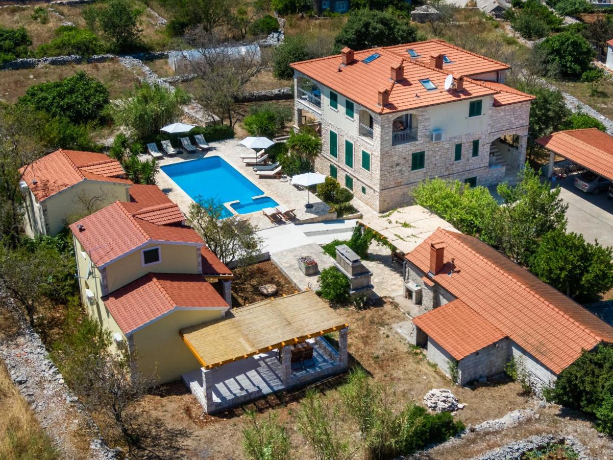 Komun Apartments Vela Luka Buitenkant foto