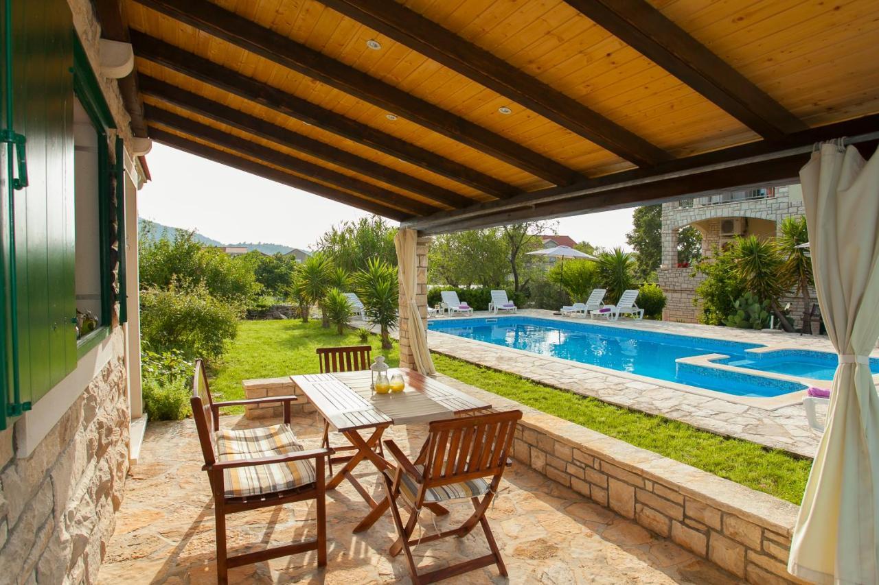 Komun Apartments Vela Luka Buitenkant foto