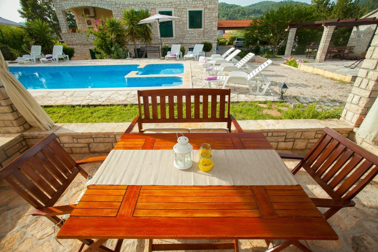Komun Apartments Vela Luka Buitenkant foto