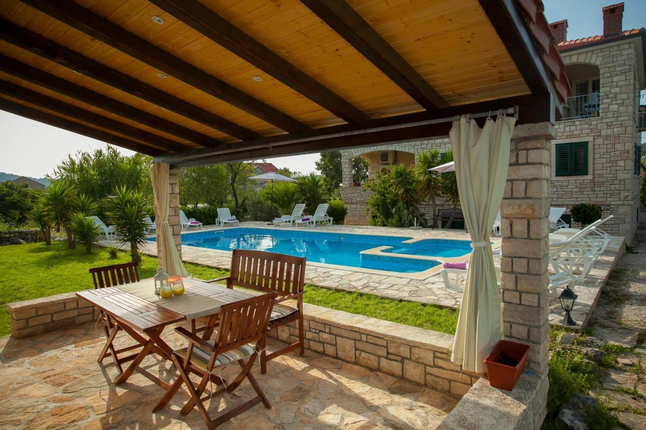 Komun Apartments Vela Luka Buitenkant foto