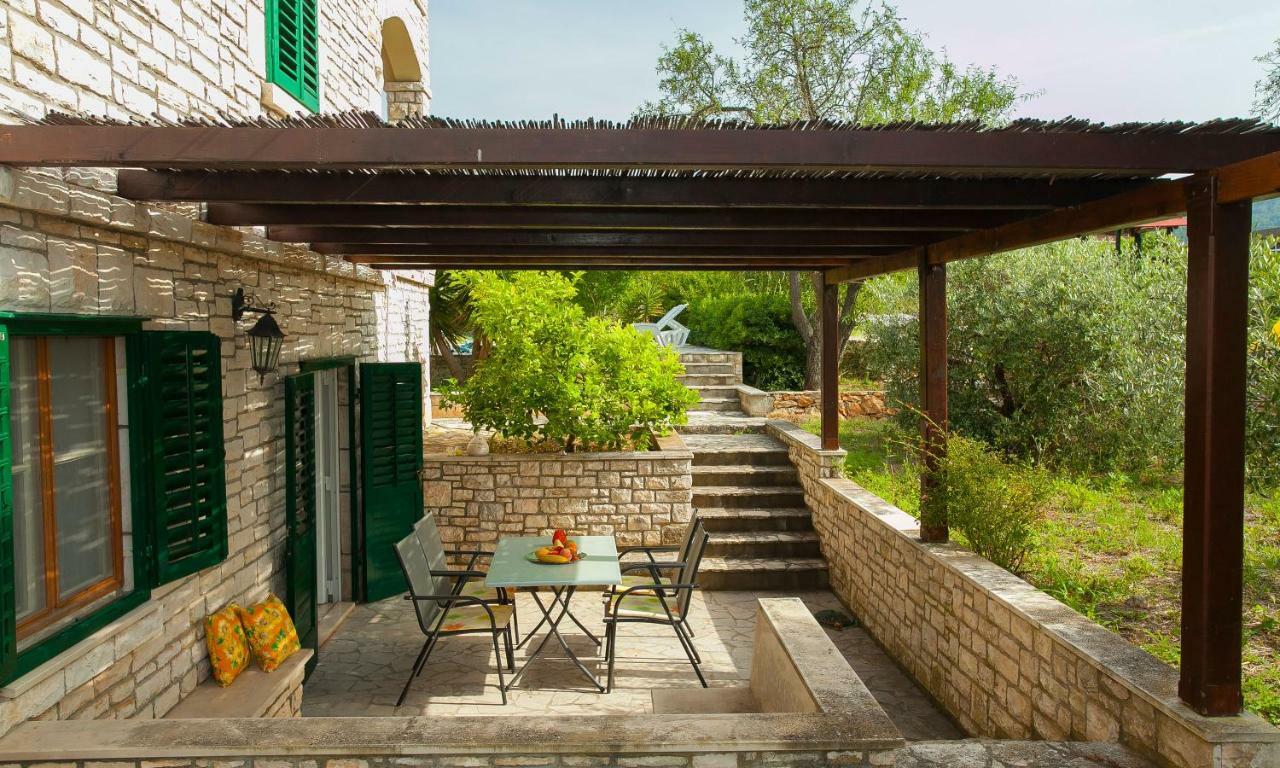 Komun Apartments Vela Luka Buitenkant foto