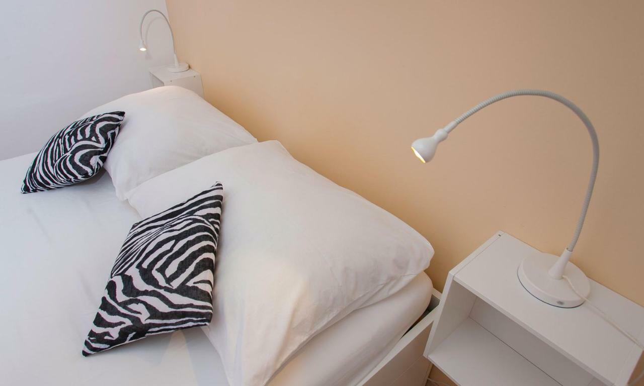 Komun Apartments Vela Luka Buitenkant foto