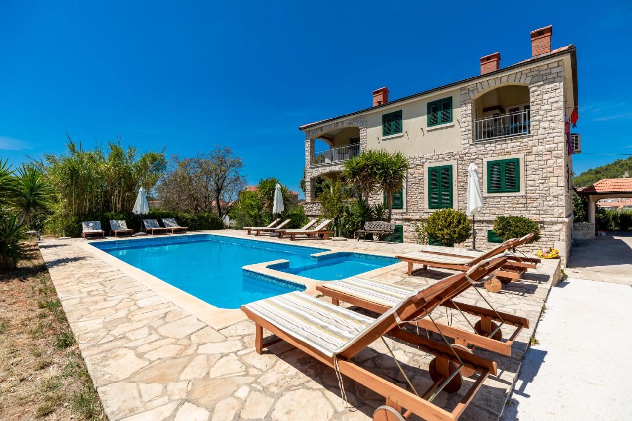 Komun Apartments Vela Luka Buitenkant foto