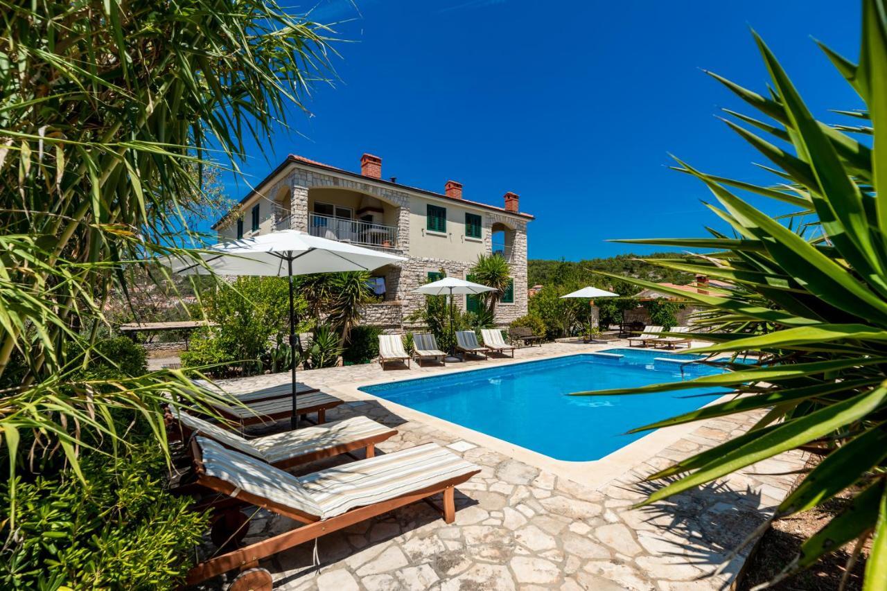 Komun Apartments Vela Luka Buitenkant foto